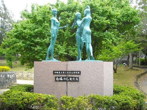 沖縄県立第二高等女学校跡地に建つ「白梅の乙女たち」